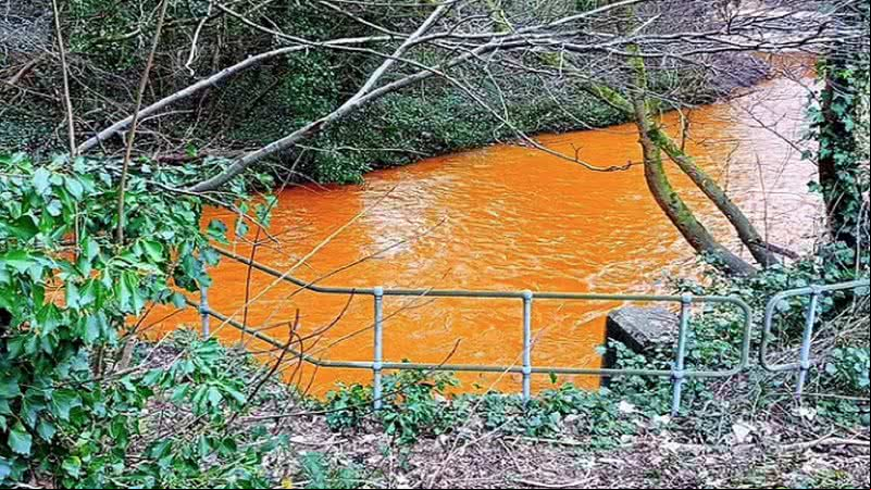 Rio alaranjado em cidade galesa - NRW