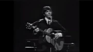 Paul McCartney durante apresentação de Yesterday - Reprodução/Video/YouTube/Beatles