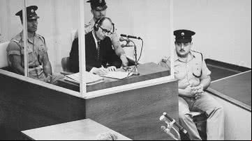 Adolf Eichmann em seu julgamento - Israel Government Press Office via Encyclopedia USHMM