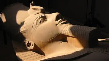 Fotografia de estátua do faraó Ramsés II - Foto por Niedernberg pelo Wikimedia Commons