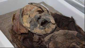 Múmia de jovem com máscara de argila encontrada no deserto do Atacama - Divulgação/Mark Johanson