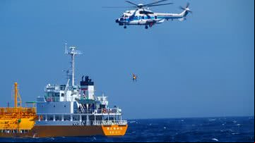 Fotografia do momento em que um helicóptero resgatou a jovem chinesa - Divulgação/Japan Coast Guard Yokosuka Office