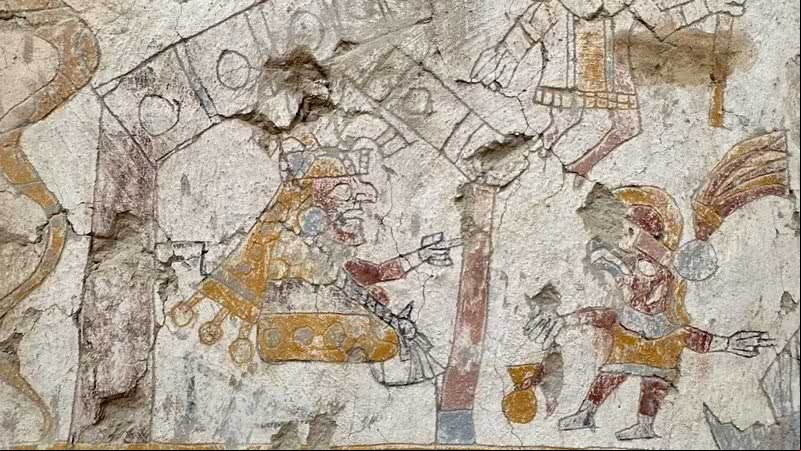 Pintura de mulher no trono conversando com homem pássaro visto em pilar da sala do imaginário Moche - Reprodução/Paisajes Arqueológicos de Pañamarca