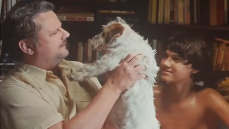 Selton Mello em cena com Pimpão, o pet de 'Ainda Estou Aqui' - Reprodução/Vídeo/Sony Pictures