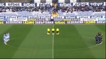 Equipes perfiladas prestando um minuto de silêncio - Reprodução