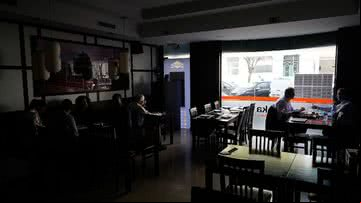 Restaurante sem energia em Lisboa - Getty Images