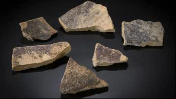 Pedras ancestrais tingidas de roxo - Moshe Caine