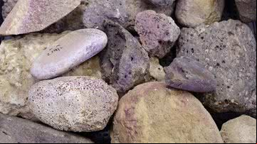 Ferramentas de pedra com resíduos de corante roxo - Divulgação/PLOS ONE/Maria Bukin; G. Shalvi et al