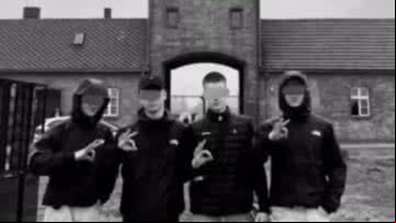 Estudantes alemães fazem gesto neonazista em Auschwitz - Divulgação/Instagram
