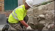 Arqueólogo da Cotswold Archaeology trabalhando na escavação dos túmulos medievais em Gloucester - Divulgação/ Universidade de Gloucestershire