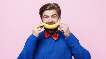 Imagem ilustrativa de homem segurando uma banana - Getty Images