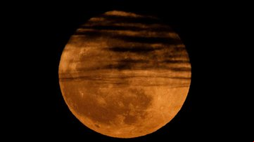 Lua de morango avistada em Chongqing, na China, nesta quarta-feira, 11 - Getty Images