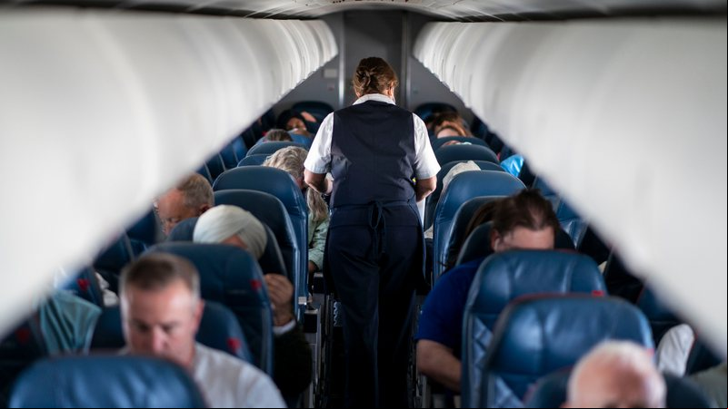 Fotografia de comissária de bordo em voo - Getty Images