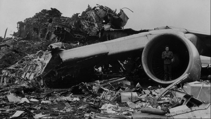 Fotografia tirada após o acidente aéreo de Tenerife, em 1977 - Getty Images