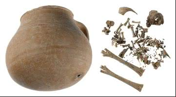 O jarro grego encontrado e os ossos de galinha - Divulgação/C. Mauzy - Athenian Agora excavations