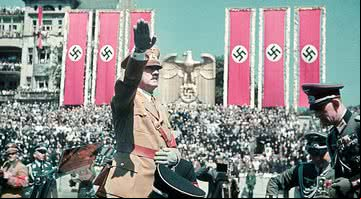 Adolf Hitler saudando seus membros, cercado por símbolos nazistas - Getty Images