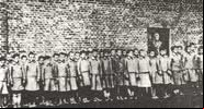 Fila de crianças polonesas em campo de trabalho nazista - Wikimedia Commons