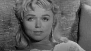 Yvette Vickers durante gravação - Reprodução/Vídeo/Youtube/ Pre-Code Hollywood Classic Clips