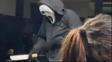 ALuno fantasiado de Pânico em universidade do Recife - Reprodução