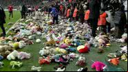 Pelúcias arremessadas por torcedores do Besiktas no campo - Reprodução/Vídeo