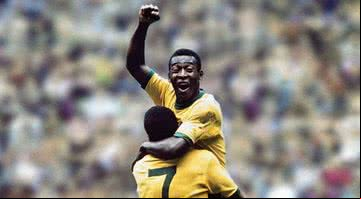 Pelé abraçando Jairzinho durante a Copa de 1970 - Divulgação / FIFA