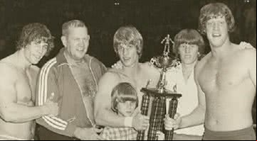 Clã Von Erich (da esquerda para a direita): Kerry, Fritz, Kevin, Chris, Mike e David - Wikimedia Commons